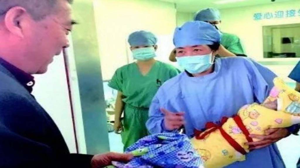 67 की उम्र में महिला ने दिया बच्चे को जन्म, बनीं 'सबसे उम्रदराज मां'