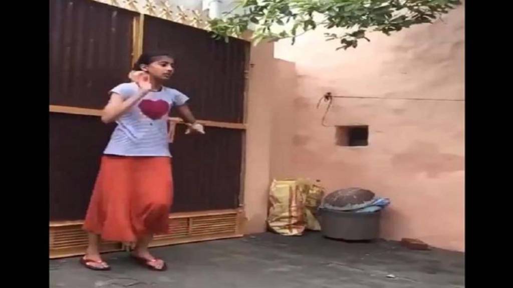 विडियो: इस लड़की के बॉलिंग स्टाइल का वीडियो देख लोगों ने कहा- 'ये तो भज्जी-बुमराह की गर्ल वर्जन है'