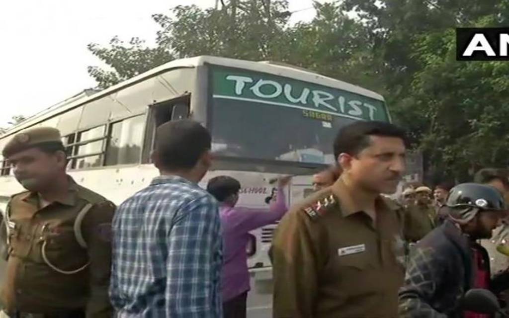 JNU विवाद: प्रदर्शन के लिए जा रहे जेएनयू के छात्रों को पुलिस ने हिरासत में लिया