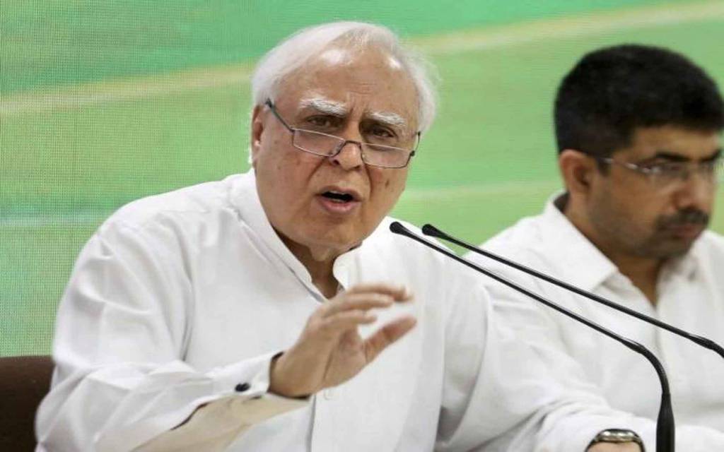 कपिल सिब्बल ने पूछा- इतने घाटे में क्यों हैं टेलिकॉम कम्पनियां ?
