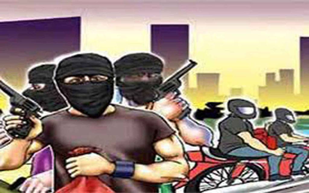 वाराणसी: पुलिस चौकी के समीप तमंचा दिखाकर दो लोगों को लूटा