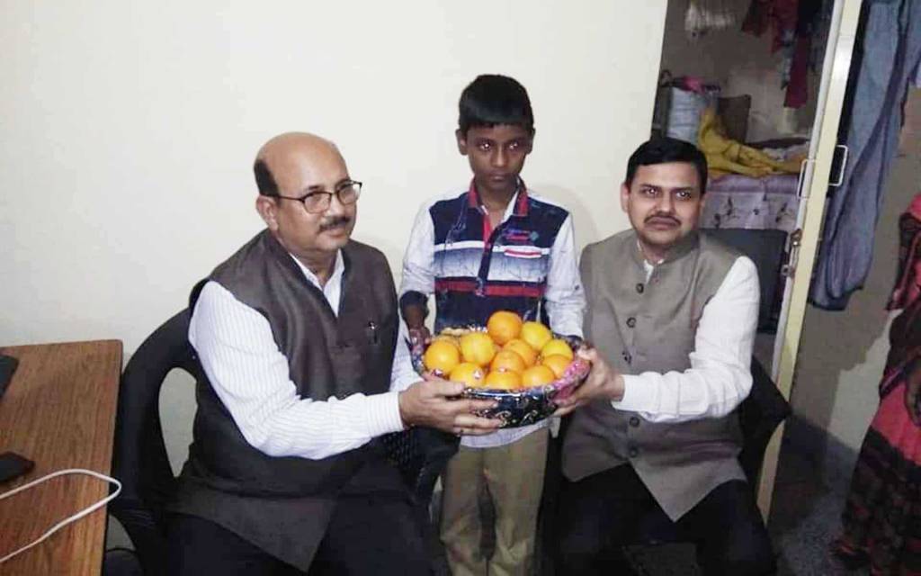 वाराणसी: जिलाधिकारी ने क्षय रोग ग्रसित 8 वर्ष के बच्चे को लिया गोद