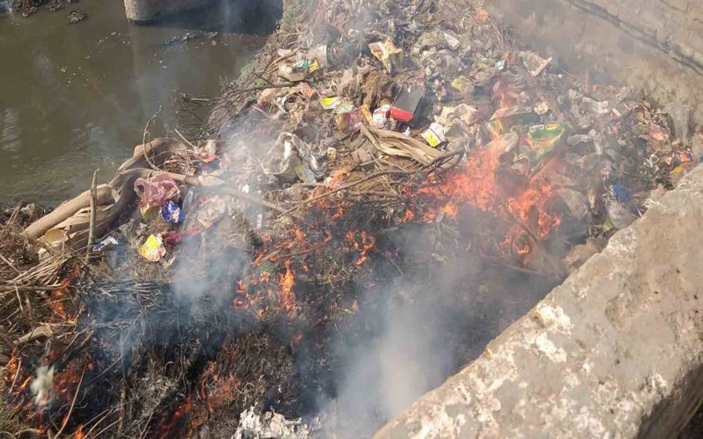 वाराणसी: एनजीटी का आदेश धुआं-धुआं, निगम जला रहा खुलेआम कूड़ा