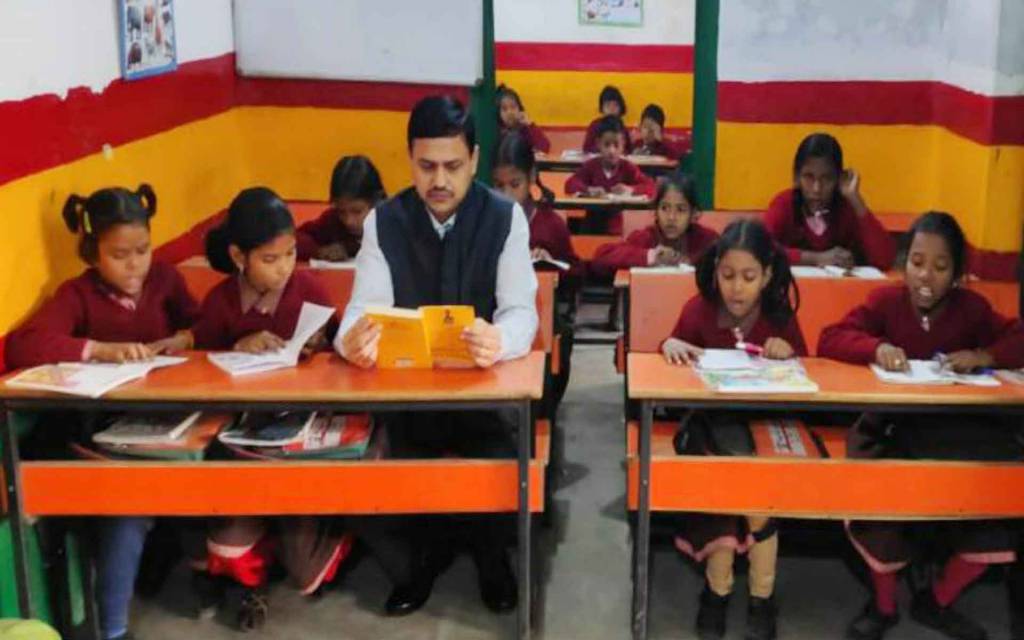 वाराणसी: कमिश्नर और डीएम ने दरी-बेंच पर बैठ बच्चो संग पढी किताबें