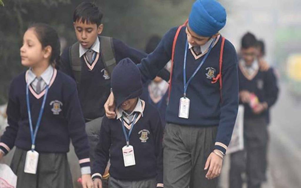वाराणसी: भीषण ठंड को देखते हुए इंटरमीडिएट तक के स्कूल 4 जनवरी तक बंद