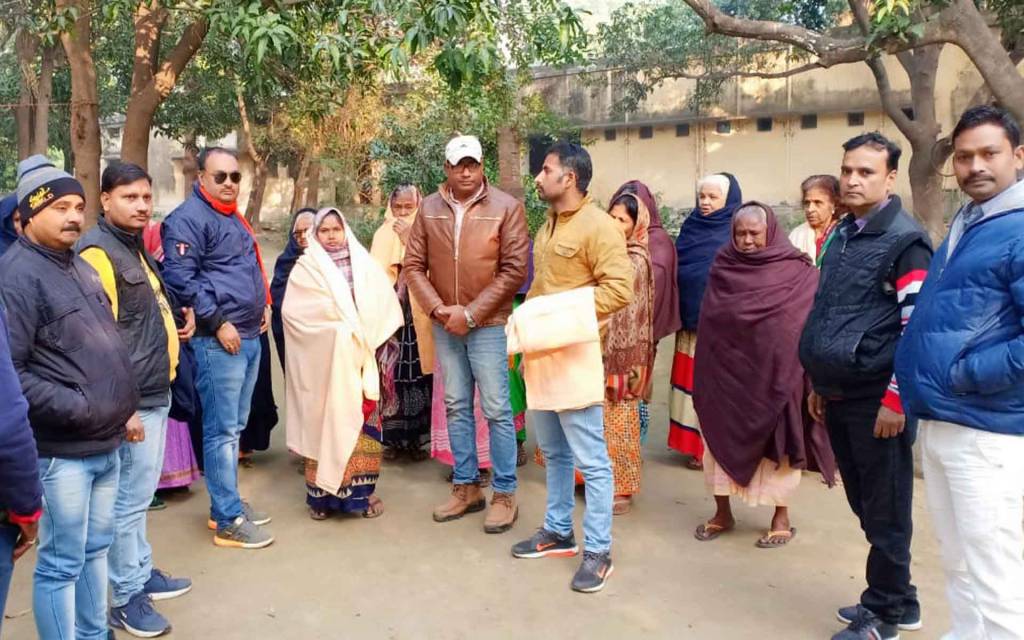 वाराणसी: हाड़ कपा देने वाली ठंड में इस सामाजिक संस्था ने बेसहारा और वृद्धों में किया कम्बल वितरण