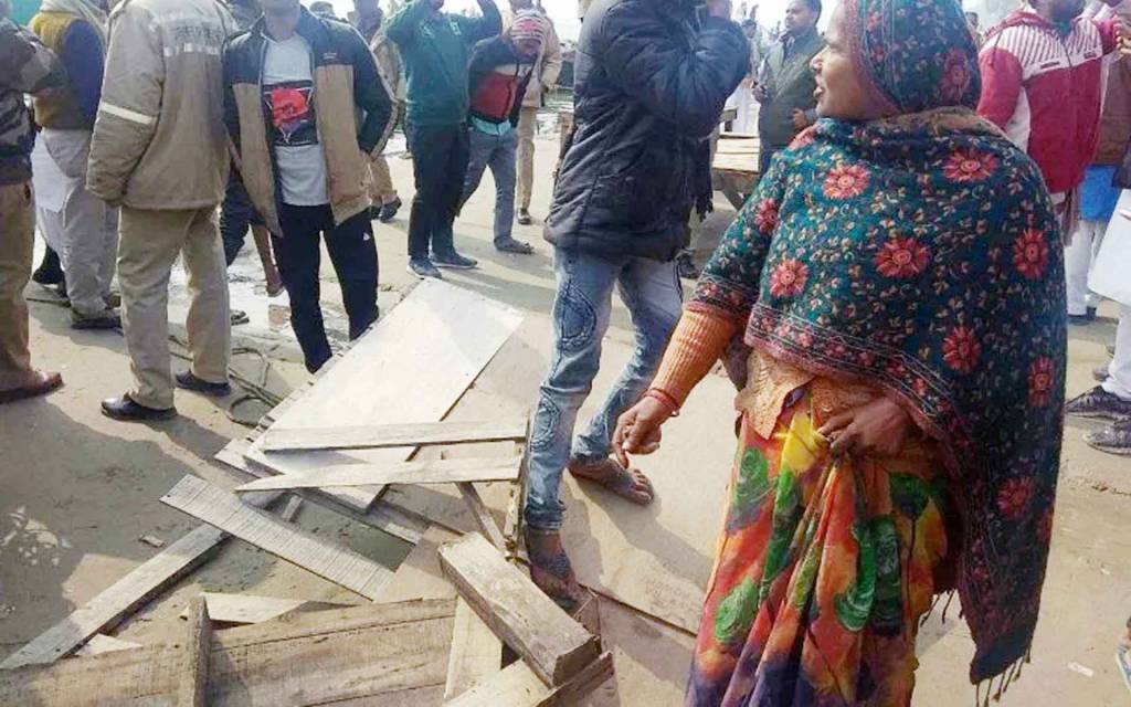 वाराणसी: प्रियंका की एक झलक पाने के लिए बेकाबू भीड़ तोड़ती रही बुधना की चौकी