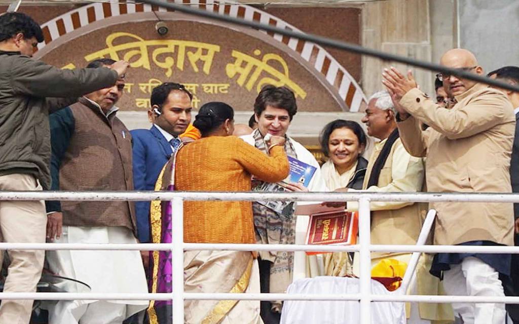वाराणसी: 'प्रियंका के भा गईल बा बसंती क मिठाई, अब लड़ाई में जोर आई'