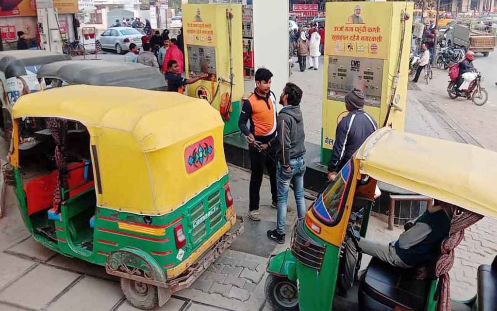 वाराणसी: सिगरा सीएनजी स्टेशन पर कर्मचारी ने ऑटो चालक को पीटा, मूल्य से अधिक पैसा लेने का कर रहा था विरोध