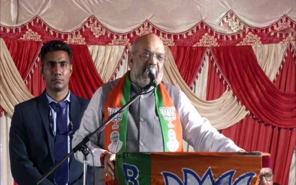 अमित शाह के सामने CAA का विरोध कर रहे युवकों लोहे की कुर्सियों से पिटाई, वीडियो वायरल