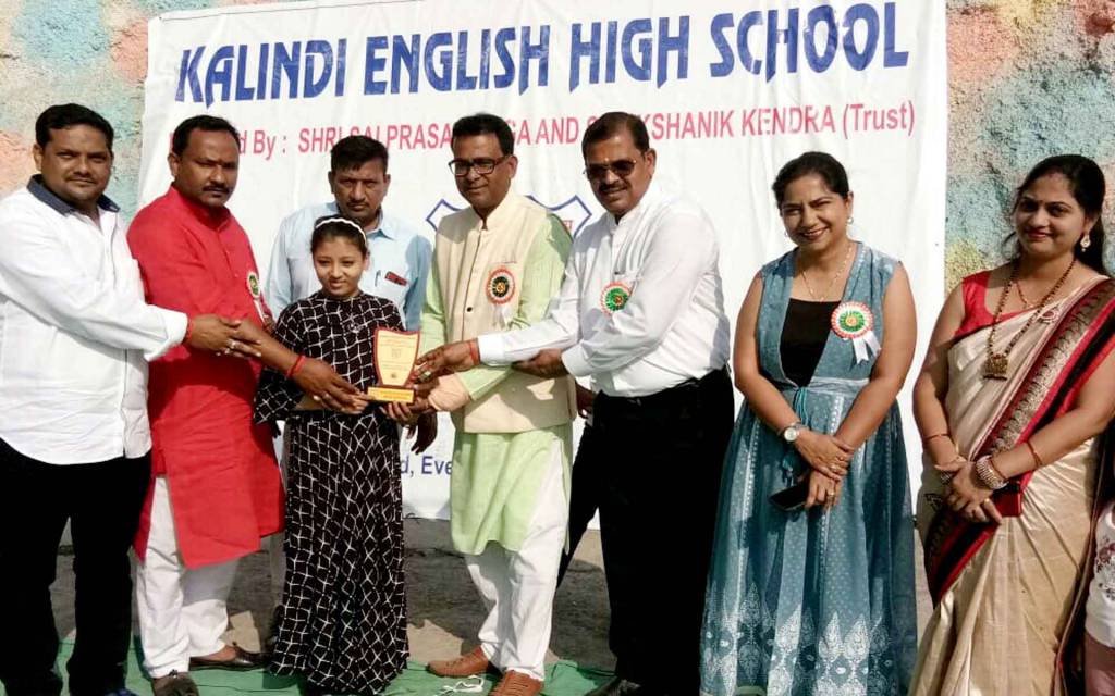 वाराणसी: गणतंत्र दिवस पर बनारस की बाल गायिका विदुषी मुंबई में सम्मानित