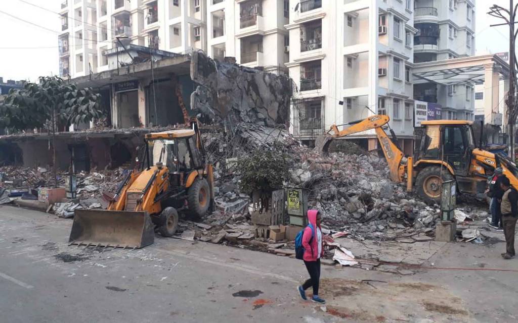 वाराणसी: सुप्रीम कोर्ट के आदेश के बाद वीडीए ने लंका क्षेत्र में बने 38 अवैध दुकानों को किया जमींदोज