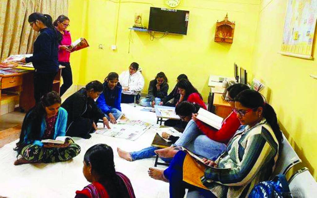 वाराणसी: बीएचयू में पहली बार छात्रावास में रीडिंग कार्नर की शुरुआत