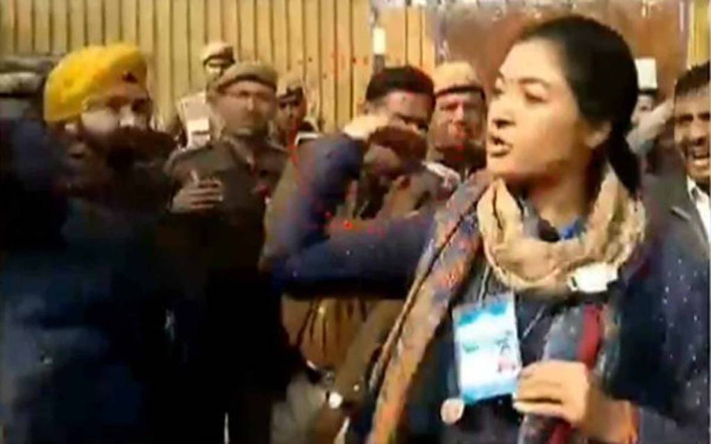 दिल्ली चुनाव: पोलिंग बूथ पर कांग्रेस उम्मीदवार अलका लांबा ने AAP कार्यकर्ता को मारा थप्पड़