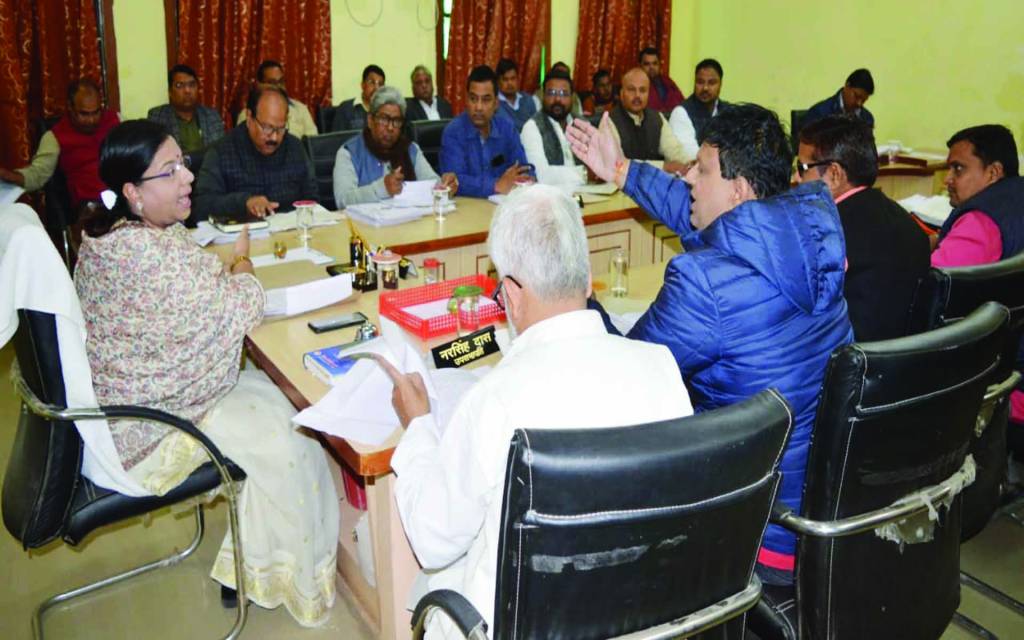 वाराणसी: भाजपा पार्षद को मेयर ने लगाई लताड़ तो पार्षद ने मेयर के सामने दिया प्रस्ताव प्रति फाड़