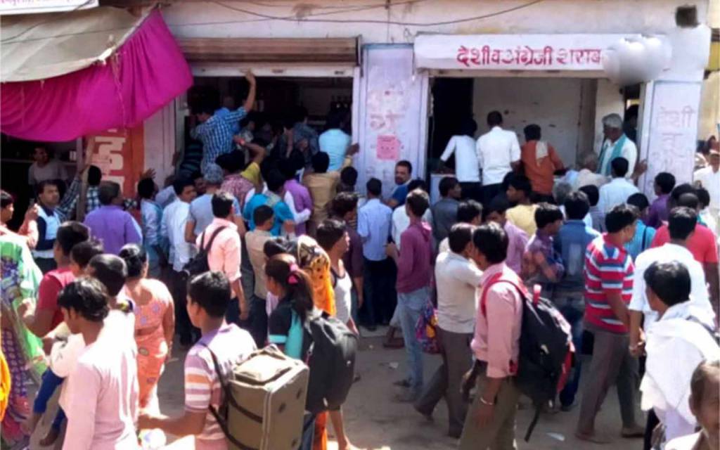वाराणसी: हाईकोर्ट का नियम-कानून हो रहा धराशायी, शराब बिक्री की कालाबाजारी जारी