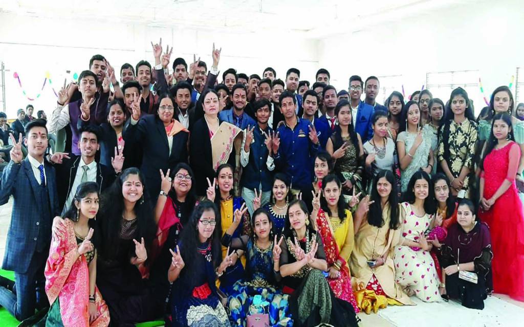 वाराणसी: वनिता में गुड लक पार्टी का आयोजन, नम आँखों से दी गई 12वीं के छात्रों को विदाई