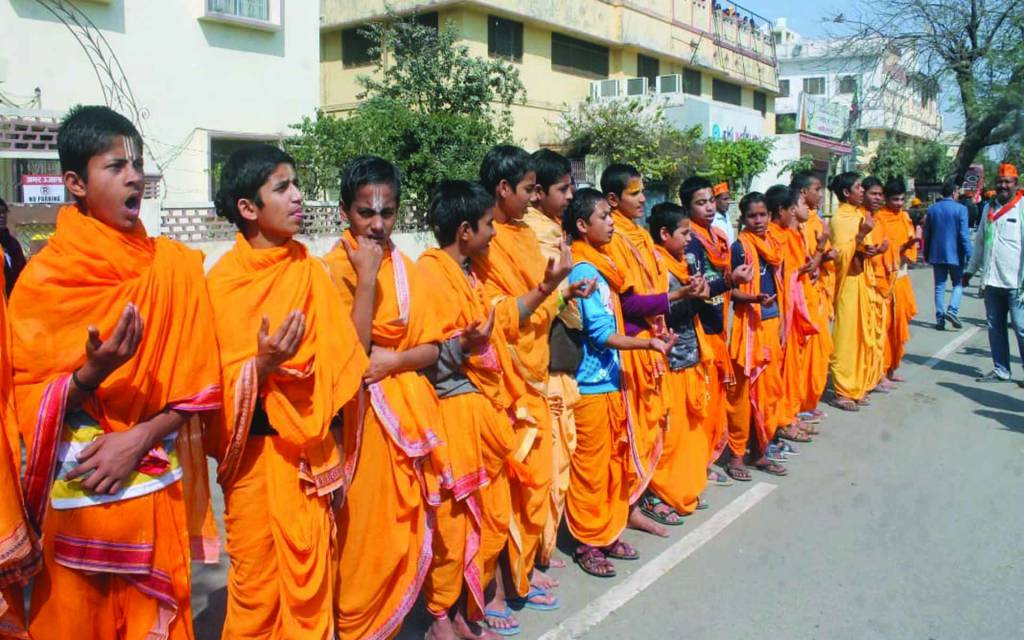 वाराणसी: वेदपाठी वटुकों ने मंगलाचरण कर किया पीएम मोदी का स्वागत