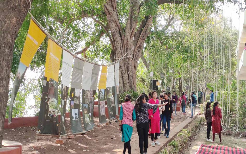 वाराणसी: वसंता के प्रांगण में ऑडियो-वीडियो प्रदर्शनी के माध्यम से सजी विचारों की वाटिका