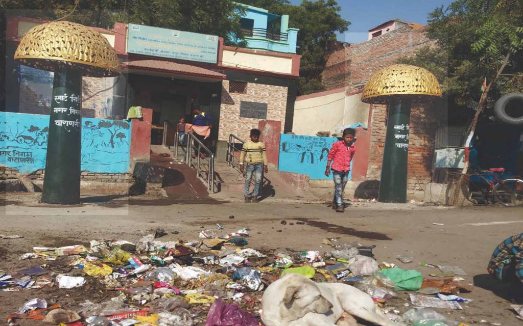 हाय रे स्मार्ट सिटी बनारस! ऊपर स्मार्ट सिटी की ट्री, नीचे सीवर की गंदगी फ्री