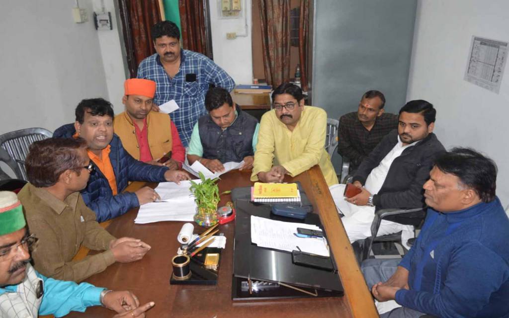 वाराणसी: नगर निगम पहुंची घोटाले की आंच, भाजपा पार्षदों ने कर निर्धारण अधिकारी का किया घेराव