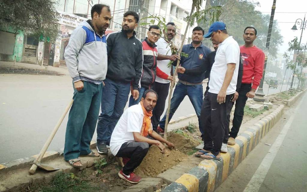 वाराणसी: पर्यावरण रक्षा के संकल्प के साथ 'ग्रीन बॉय' ने कचहरी गोलघर पर किया पौधारोपण