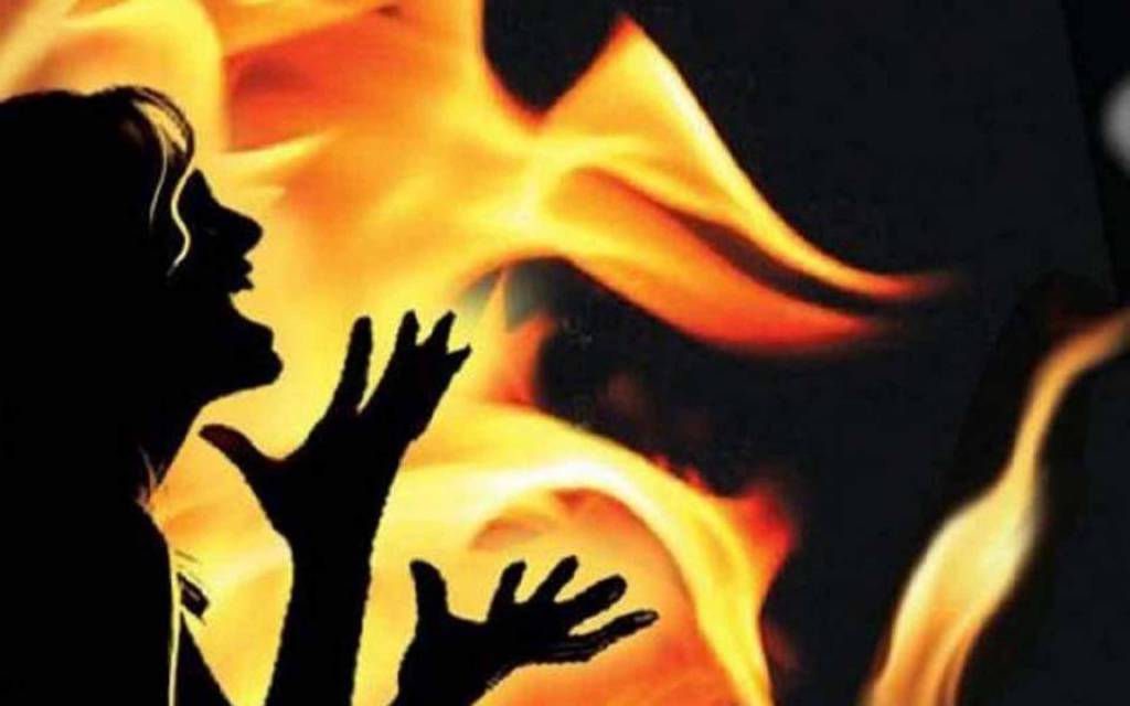 वाराणसी: हाईस्कूल की छात्रा ने खुद को किया आग के हवाले, हालत नाजुक