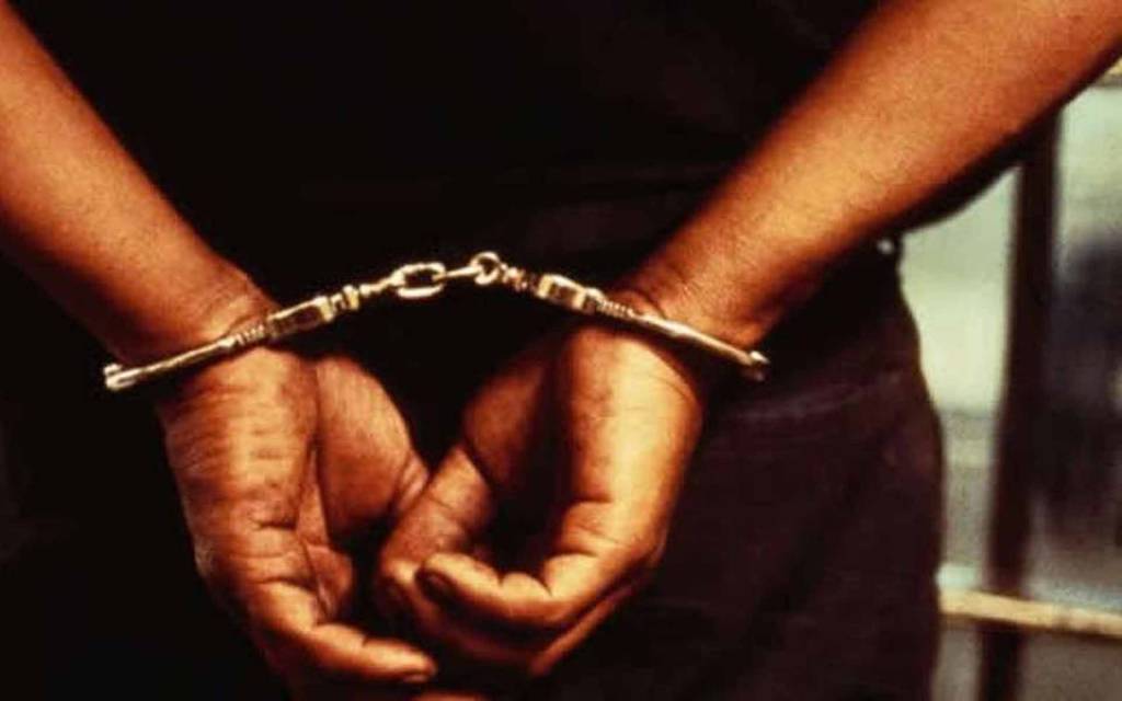 वाराणसी: गांव-गांव घूमकर बेचता था गांजा, सुबह-सुबह ही पुलिस ने मौके से उठाया