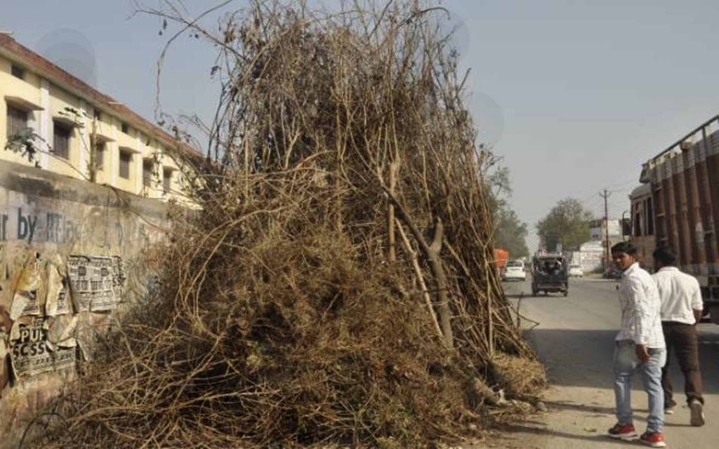 वाराणसी: चौकी प्रभारी और आरपीएफ प्रभारी ने सुलझाया होलिका विवाद का मामला