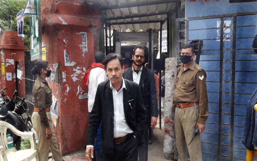 वाराणसी: मास्क लगाकर ड्यूटी कर रहे पुलिसकर्मी, आम जनमानस को कोरोना के प्रति कर रहे अलर्ट