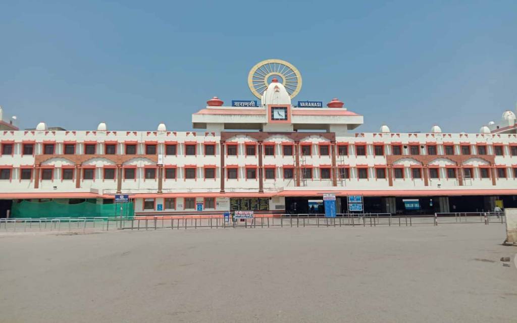 वाराणसी: होम क्वारंटाइन की मुहर लगे यात्रियों को पकड़ने में छूट रहे स्टेशन डायरेक्टर के पसीने