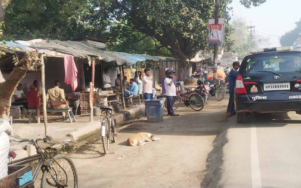 लापरवाही: रामनगर में बंद कराने के बजाय चाय की दुकान पर चुस्की ले रहे पुलिसकर्मी
