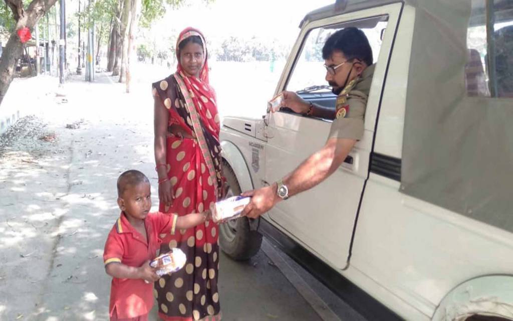 वाराणसी: लॉकडाउन के बीच हमदर्द बन रही पुलिस, गरीबों में राहत सामग्रियों का किया वितरण