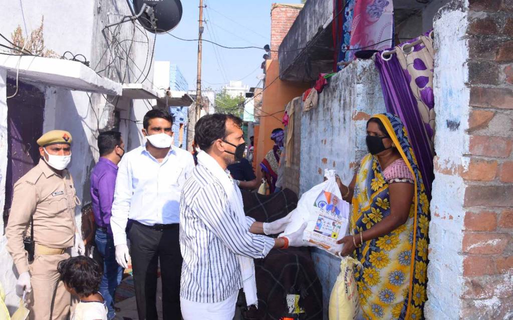 वाराणसी: एक हजार से ज्यादा गरीबों में वितरित की खाद्य सामग्री, किया समाजसेवियों का आह्वान