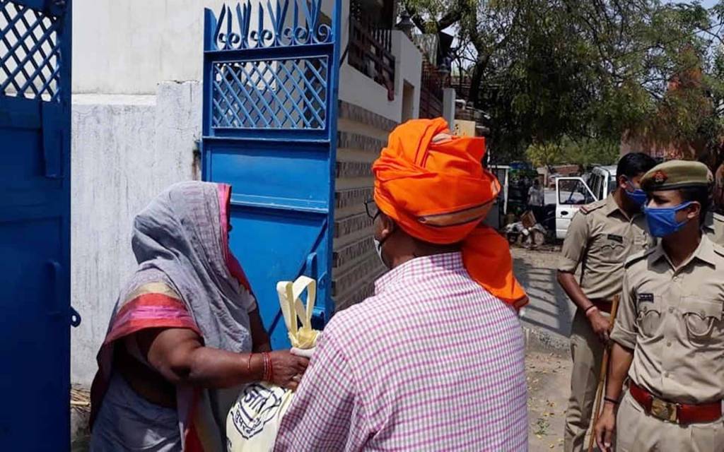 वाराणसी: विश्वनाथ मंदिर अन्न क्षेत्र की ओर से जरुरतमंदों में बांटी गयी राहत सामग्री