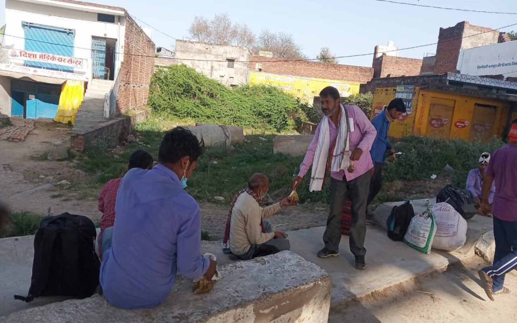 वाराणसी: मीरापुर बसही उद्योग व्यापार मंडल ने मजदूरों में किया 385 लंच पैकेट का वितरण