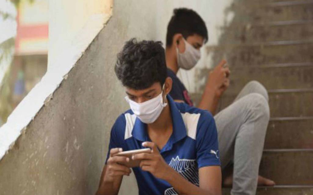 मोबाइल फोन से फ़ैल सकता है कोरोना संक्रमण! सरकार ने अस्पतालों में मोबाइल किया बैन