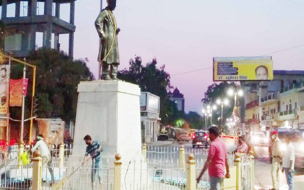 वाराणसी: रंग लाई 'रणभेरी' की खबर, बीएचयू 'सिंह द्वार' पर हुई महामना के प्रतिमा की साफ-सफाई