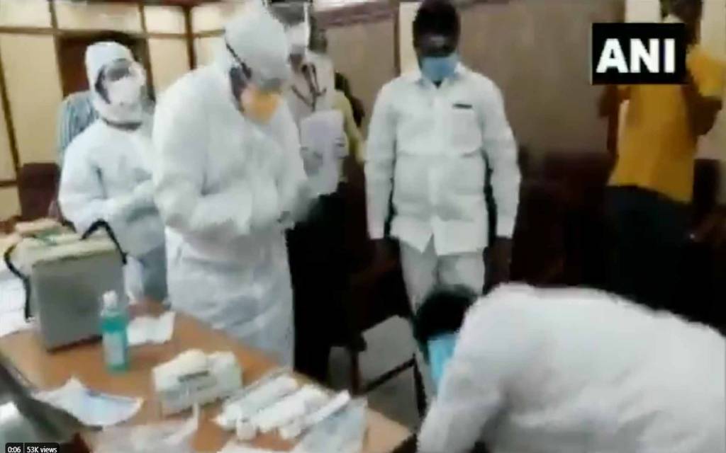 सराहनीय: कोरोना शिविर में कांग्रेस विधायक ने डॉक्टरों के पैर छूकर दिया धन्यवाद