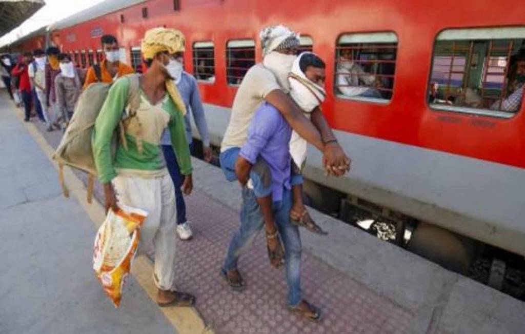 श्रमिकों से किराया वसूलने के आरोप पर रेलवे ने दिया जवाब, कहा- हम नहीं बेच रहे हैं कोई टिकट