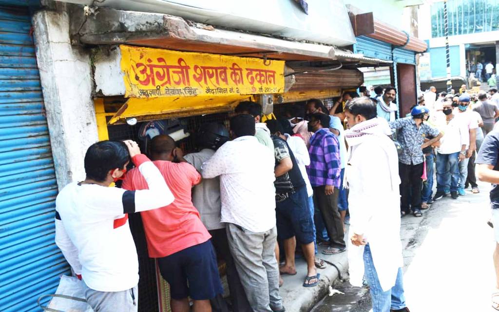 Lockdown में मयखाना: टूटी तंद्रा, छंट गई धुंध, चातक के कंठ पड़ी स्वाति की बूंद