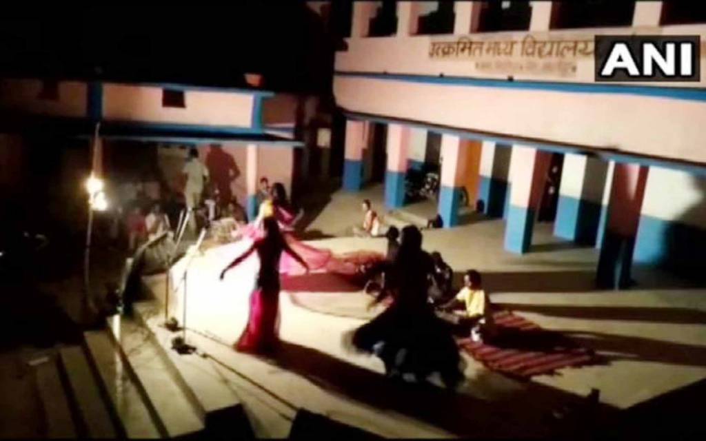 क्वारंटाइन सेंटर में बारबालाओं का अश्लील डांस वीडियो वायरल, लोग बोले- 'पूरी व्यवस्था ही अश्लील है'