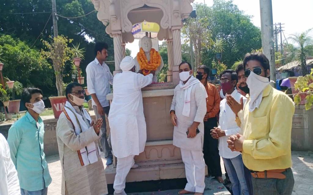 वाराणसी: पूर्व प्रधानमंत्री राजीव गांधी की मनायी गयी पुण्यतिथि, कांग्रेसियों ने दी श्रद्धांजली