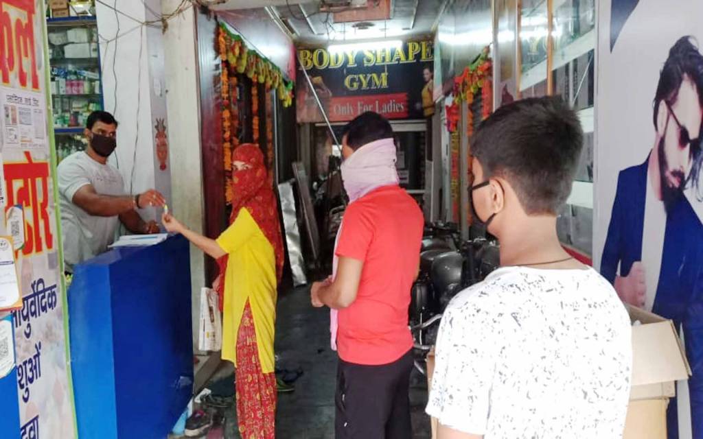 वाराणसी: रोग प्रतिरोधक क्षमता बढ़ाने के लिए बसहीं में किया गया दवा का वितरण