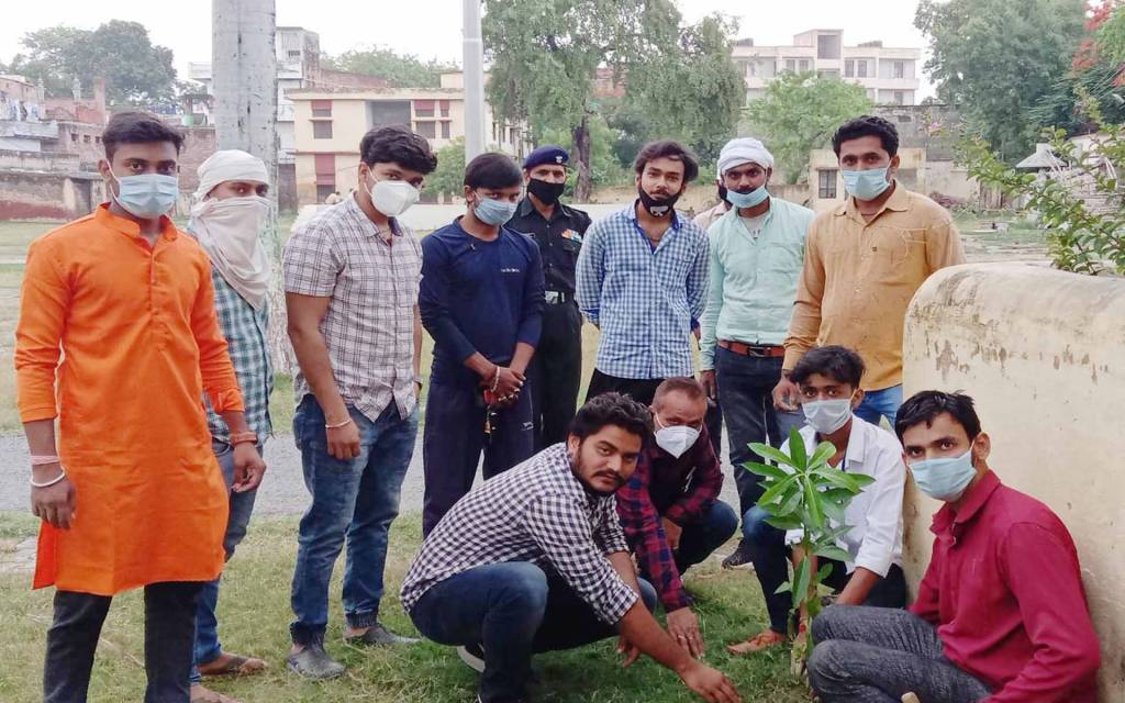 वाराणसी: विश्व पर्यावरण दिवस पर रोपित किए पौधे, घर-घर दी पर्यावरण संरक्षण की जानकारी