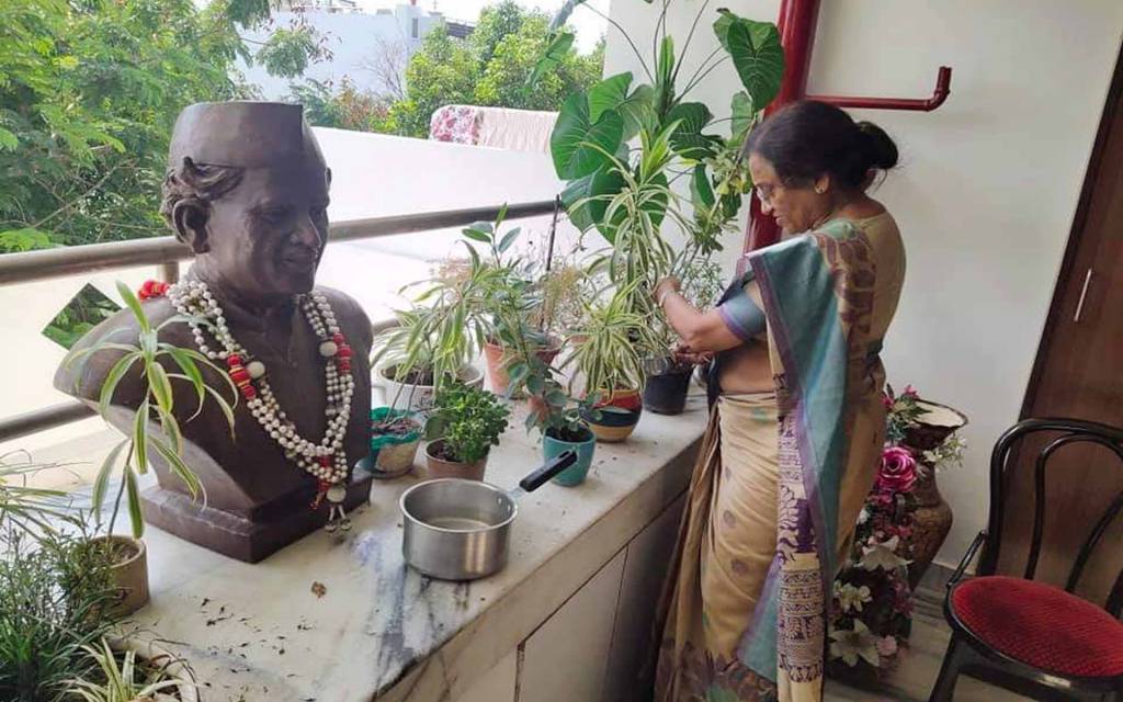 पूर्व कैबिनेट मंत्री-सांसद प्रो रीता बहुगुणा जोशी अपने आवास पर स्वयं करती हैं पौधों की देखभाल