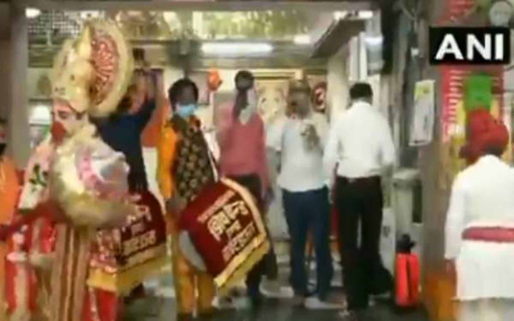 ढाई महीने बाद खुले मंदिर के कपाट तो ढोल की थाप पर जमकर नाचे 'हनुमान'