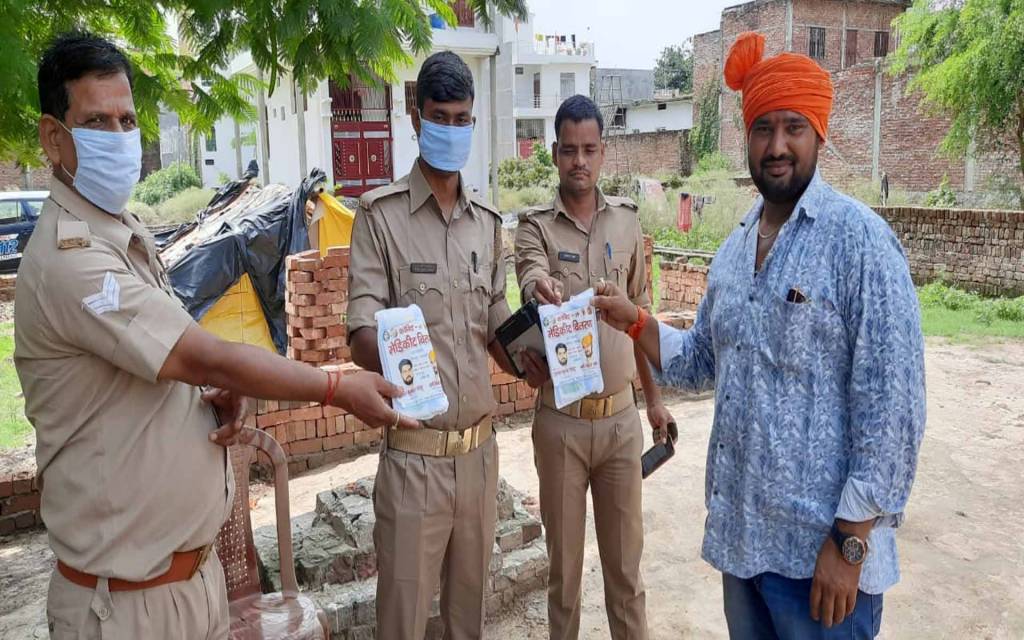 वाराणसी: पुलिसकर्मियों को मेडिकीट का वितरण, मिशन समाज सेवा ने जरूरतमंदो में बांटे मेडिकीट