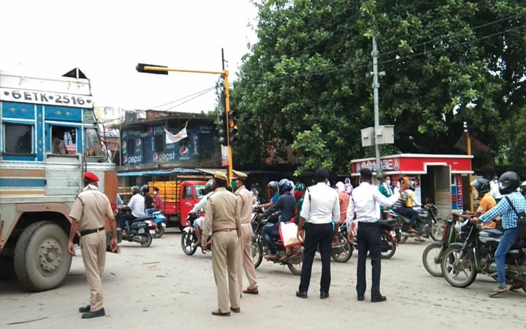 वाराणसी: लहरतारा-मोहनसराय मार्ग पर लगा भीषण जाम, लोगों ने लगाया पुलिस पर पैसा लेकर ट्रक पास कराने का आरोप