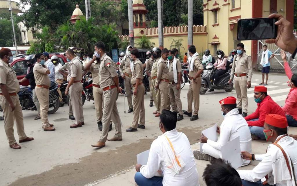 वाराणसी: पेट्रोलियम दामों में वृद्धि के खिलाफ प्रदर्शन कर रहे सपा कार्यकर्ताओं को पुलिस ने किया गिरफ्तार